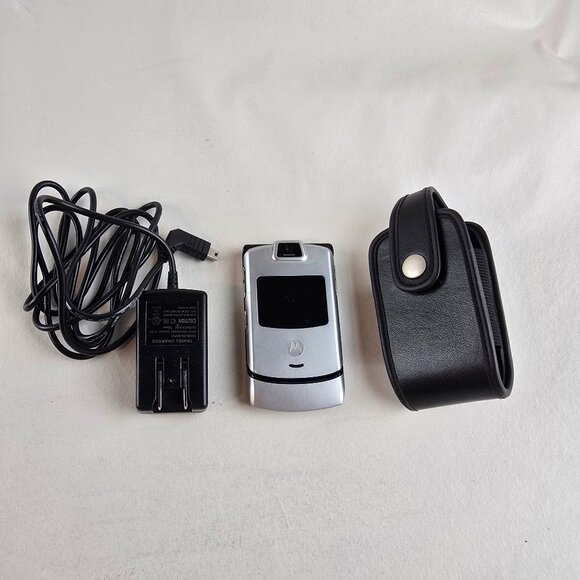 Motorola Razr V3m Flip Phone Silver Verizon With Wall Charger & Belt Clip Case - Picture 1 of 8